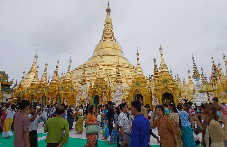 ရှင်ကွဲကွဲနေသည့်မိဘများနှင့် သားပျောက်ရှာမိခင်များ ရှင်မကွဲဘုရား၌ ဆုတောင်း
