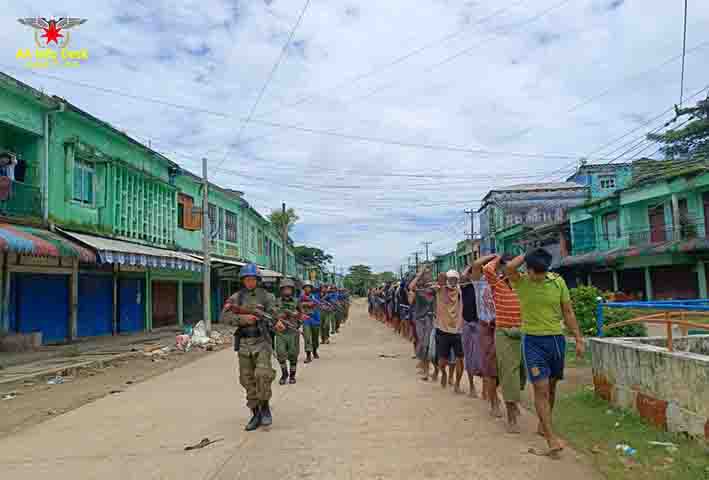 မောင်တောတွင် စစ်သုံ့ပန်း ၂ ဦး လက်နက်လုယူထွက်ပြေးခဲ့