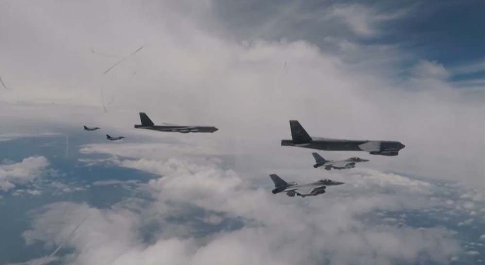 B-52  ဗုံးကြဲလေယာဉ် ပါဝင်သည့် တောင်ကိုရီးယား-ဂျပန်-အမေရိကန် ပူးတွဲစစ်ရေးလေ့ကျင့်
