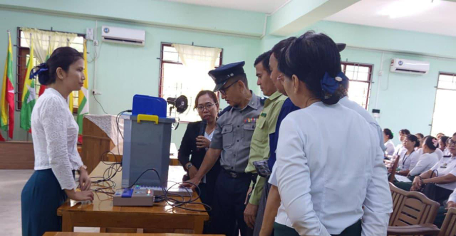 ရန်ကုန်တွင် ဆရာ၊ ဆရာမများကို မဲပေးစက်ကိုင်တွယ်အသုံးပြုနည်း သင်တန်းပေး
