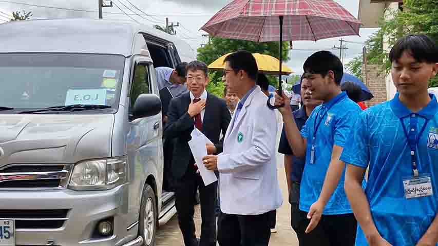 မဲဆောက်အခြေစိုက် ကလေးသူငယ်များနှင့် အမျိုးသမီးများ လူမှုစောင့်ရှောက်ရေးအဖွဲ့ကို ဂျပန်က ကျောင်းကား ၂ စီး လှူဒါန်း  (ဓာတ်ပုံ) 