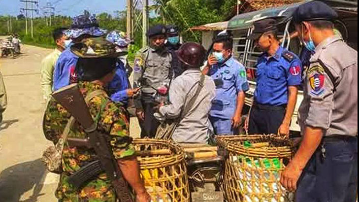 သာပေါင်း ကြက်သွန်ကွင်းဂိတ်တွင် စစ်သားများက ကုန်ပစ္စည်းများ လုယက်သိမ်းယူနေ