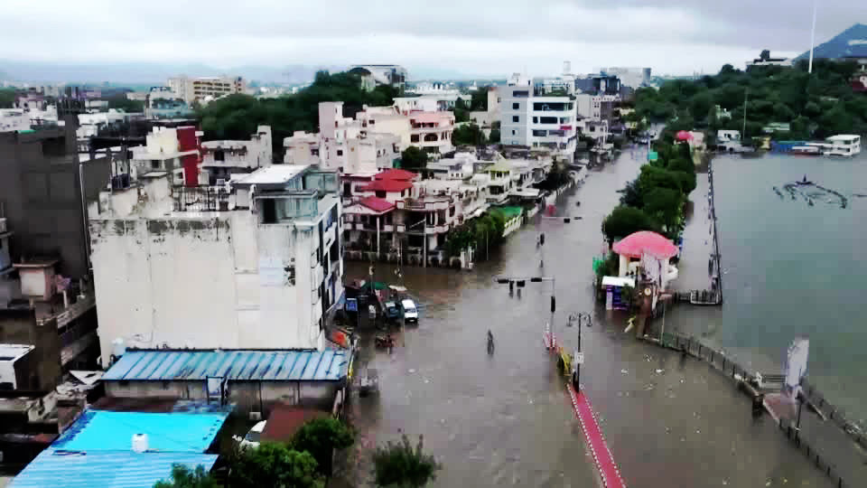 အိန္ဒိယမြောက်ပိုင်း၊ အာ့ဂျ်မာရ်မြို့၌ မိုးသည်းထန်ပြီး ရေကြီးရေလျှံ