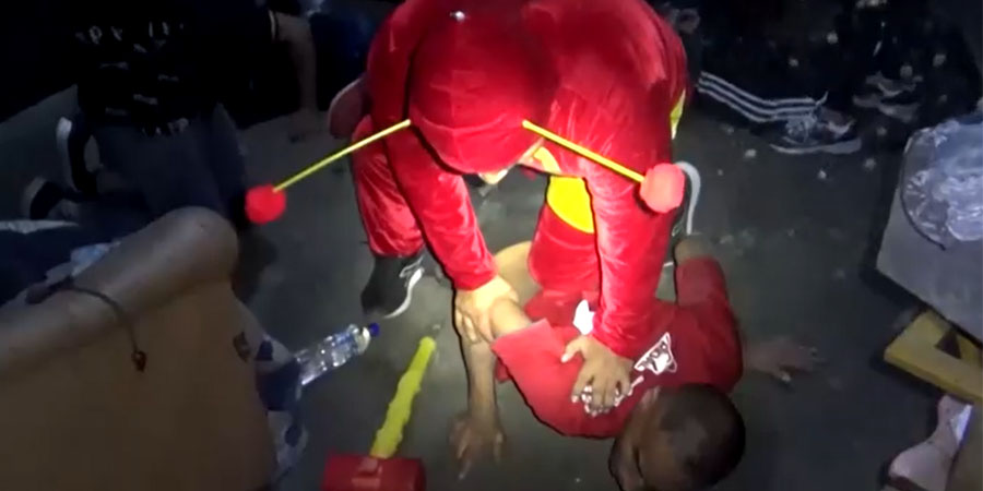 ပီရူးတွင် မူးယစ်ဆေးမှောင်ခိုရောင်းသည့်နေအိမ်ကို ရဲက နှံကောင်နီ ဝတ်စုံဝတ်ပြီး ရုပ်ဖျက်ဝင်စီး