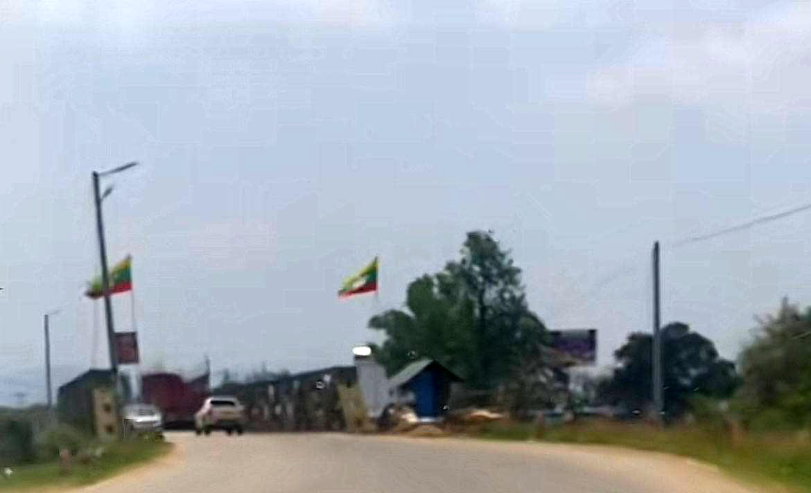 လားရှိုးမြို့အဝင်ဂိတ်၌ စစ်တပ်က ကန့်သတ်ကုန်အမည်တပ်ပြီး ပစ္စည်းများ သိမ်းယူနေ