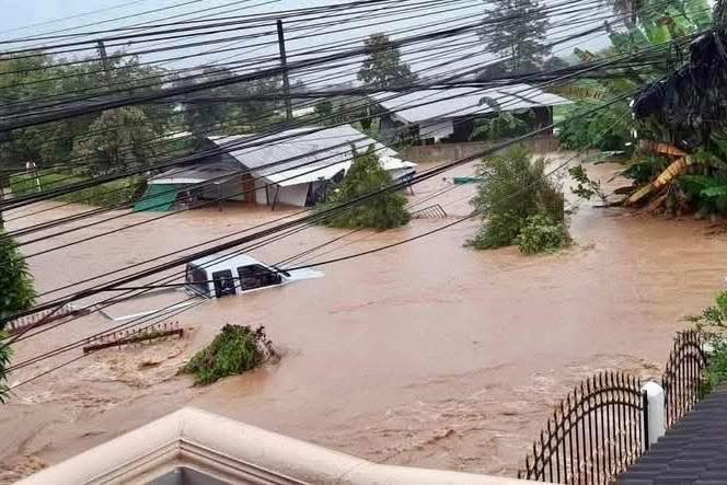 ထိုင်းမြောက်ပိုင်းဒေသ နေရာအနှံ့အပြား မိုးသည်းထန်ပြီး ရေကြီးနေ 