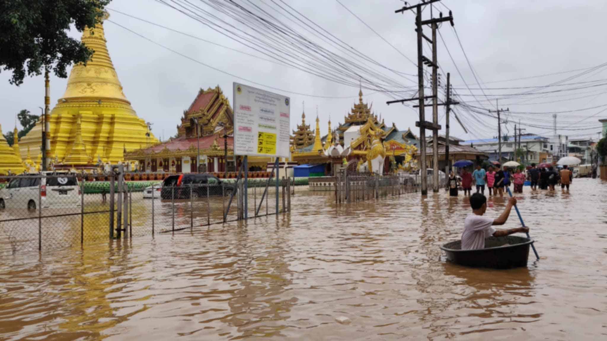 မြဝတီမြို့ ရေကြီး၊ ရေဘေးသင့်ပြည်သူ ၃၀၀၀ ကျော် ကယ်ဆယ်ရေးစခန်းတွင် ခိုလှုံ (ဓာတ်ပုံ) 