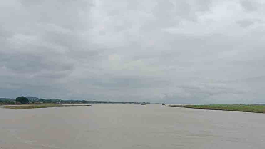 စစ်သင်္ဘောများ ကချင်ပြည်နယ်သို့ ဦးတည်၊ မြစ်ကမ်းဘေးများကို လက်နက်ကြီးဖြင့် ပစ်ခတ်