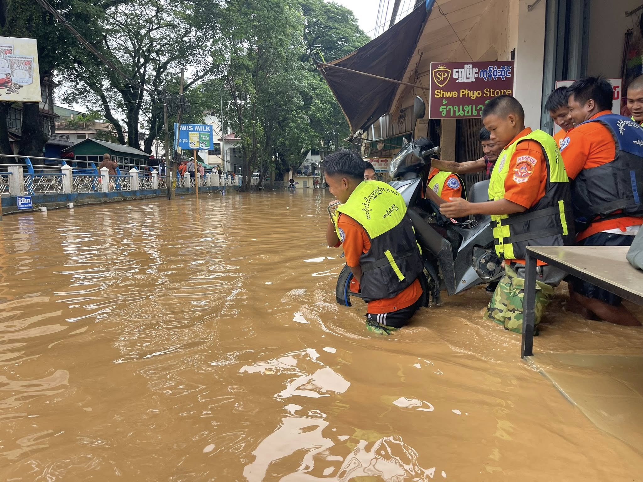 တာချီလိတ်တွင် ရေကြီးရေလျှံမှုကြောင့် ဒေသခံများဘေးလွတ်ရာ ရွှေ့ပြောင်း