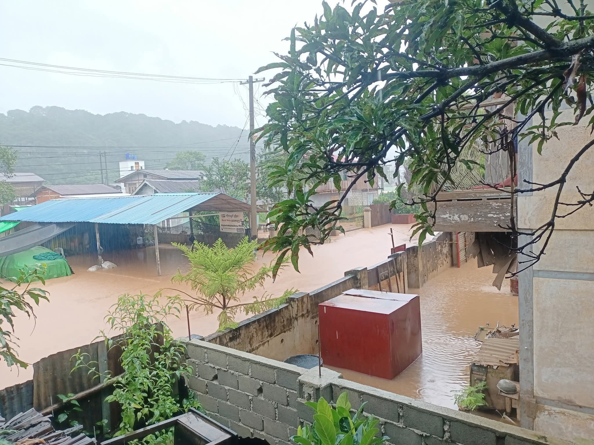 ကလောတွင် မိုးအဆက်မပြတ်ရွာပြီး မြေနိမ့်ပိုင်းရပ်ကွက်ရှိ နေအိမ်များ ရေမြုပ်