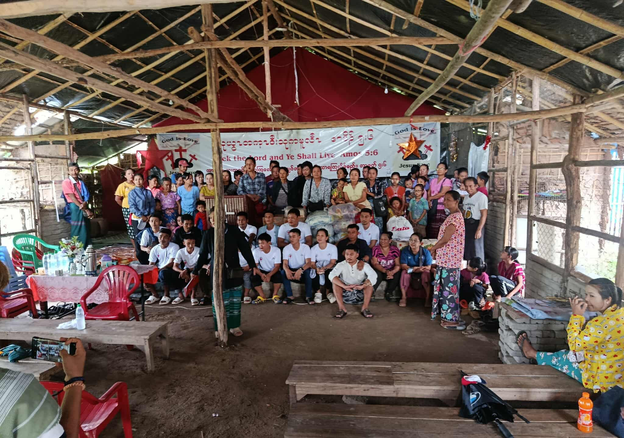 ထိုင်း-မြန်မာနယ်စပ်ရှိ စစ်ရှောင်စခန်း ၂ ခုကို ဆေးဝါး၊ လူသုံးကုန်နှင့် စားသောက်ကုန်များ လှူဒါန်း