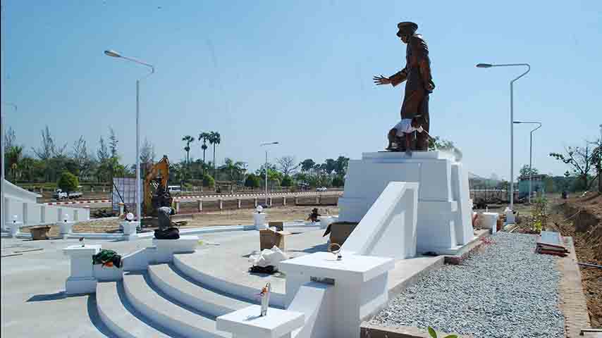 နေပြည်တော်ရှိ ဗိုလ်ချုပ်ကြေးရုပ်တုကို  စစ်ကောင်စီ ဖယ်ရှား