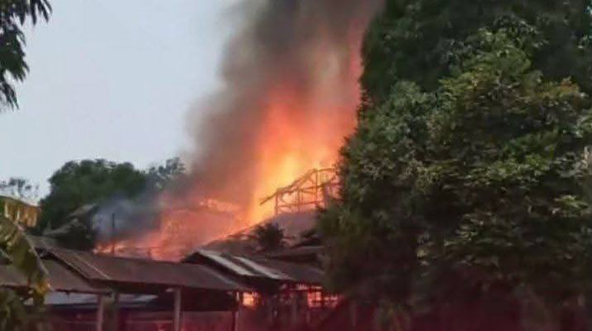 အင်္ဂပူတွင် စစ်ကောင်စီ ဗုံးကြဲသဖြင့် နေအိမ်များပျက်စီး