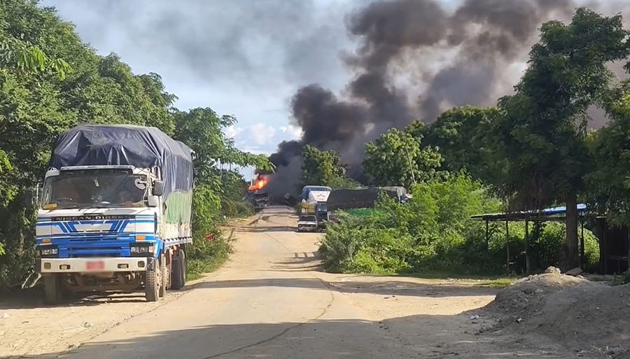 စစ်ကိုင်းတွင် ခရီးသွားကားများကို စစ်တပ် ဗုံးကြဲ၊ ၁၆ ဦးသေဆုံး 