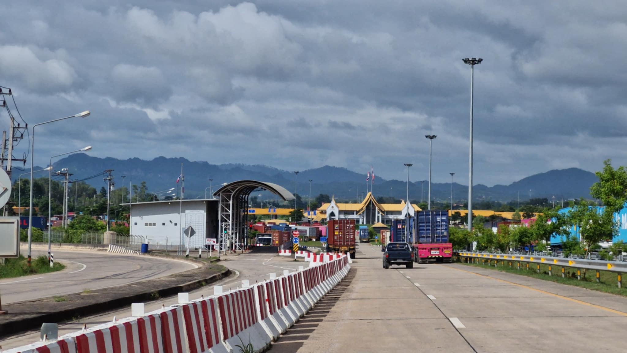 မြန်မာ-ထိုင်း ချစ်ကြည်ရေးတံတားအမှတ် (၂) ယာယီပိတ်၊ နယ်စပ်ကုန်သွယ်ရေးထိခိုက်  