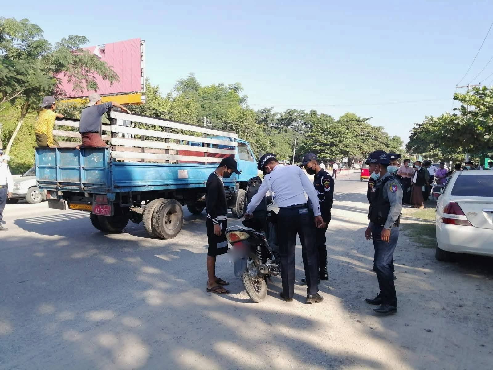 ဧရာဝတီတိုင်းတွင် လိုင်စင်မဲ့ယာဉ် စီးနင်းမှုဖြင့် လူ ၆၀ ကျော် ထောင်ဒဏ်ချမှတ်ခံရ 