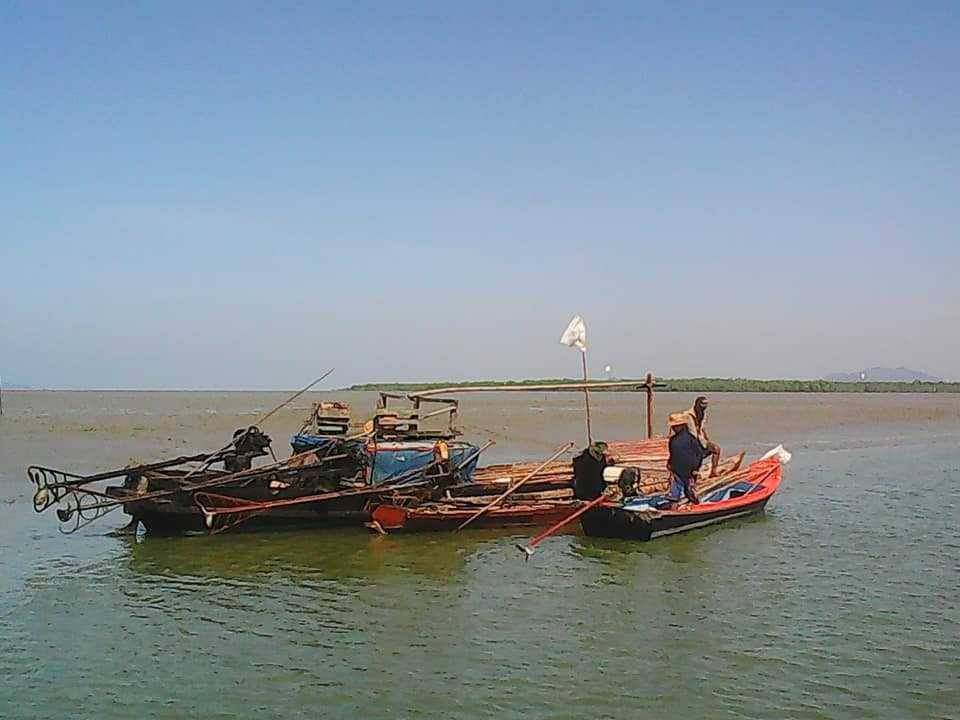 ပုလောပင်လယ်ပြင်တွင် စစ်သင်္ဘောရှိနေသဖြင့် တံငါသည်များ ငါးဖမ်းမထွက်ရဲ