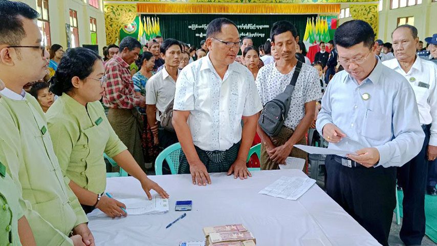  ဧရာဝတီတိုင်းဝန်ကြီးချုပ်က စစ်ရှောင်များကို ကျပ် ၂၀,၀၀၀ ပေးပြီး မဲထည့်ရန် စည်းရုံး