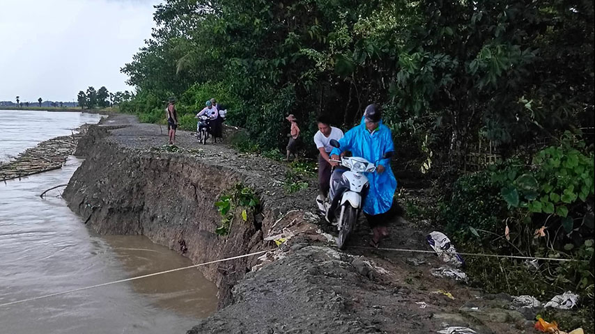 ငဝန်မြစ်ရေတိုက်စားမှုကြောင့် ညောင်ကျိုး-အင်္ဂပူ ကားလမ်း ပြိုကျ