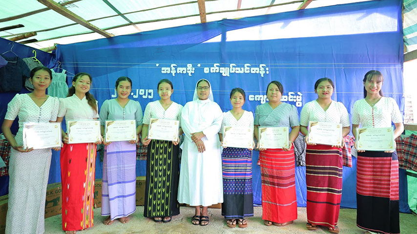 ကရင်နီ စစ်ဘေးရှောင်များအတွက် စက်ချုပ်သင်တန်းပို့ချ