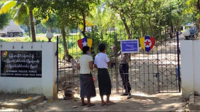 ဒဂုံဆိပ်ကမ်းမြိုနယ်ရဲရုံး လက်ပစ်ဗုံးဖြင့်တိုက်ခိုက်ခံရ