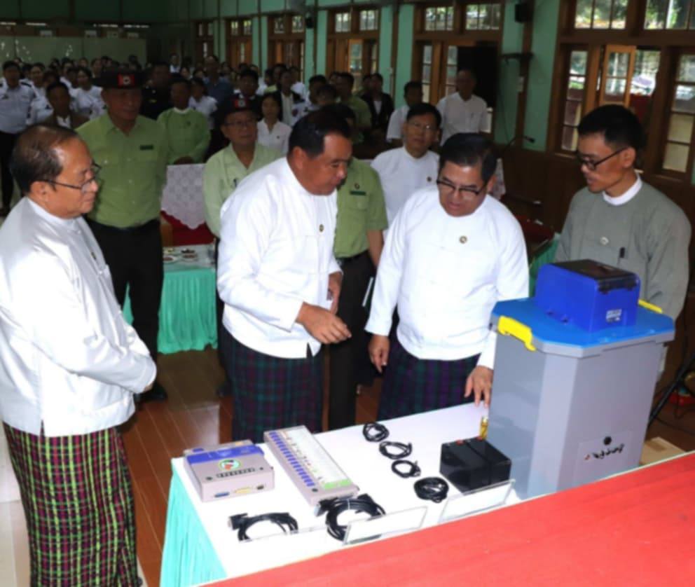 ဗန်းမော်က စစ်ရှောင်ဝန်ထမ်းများ မြစ်ကြီးနားတွင် မဲပေးစက်သင်တန်းတက်ရ