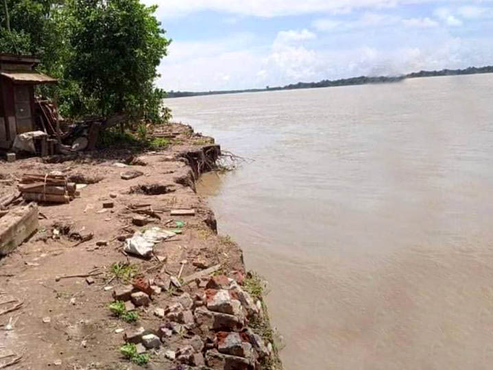 ဧရာဝတီတိုင်းတွင် မြစ်ရေတိုက်စားမှုကြောင့် ကမ်းပြိုကျပြီး နေအိမ် ၃၀ ထက်မနည်း ရွှေ့ပြောင်း