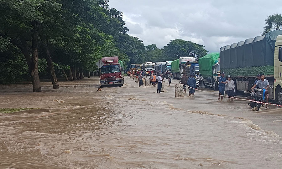 နေပြည်တော် ဇေယျာသီရိကားလမ်း မိုးသည်းထန် ရေကြီးပြီး ရေနစ်မြုပ်