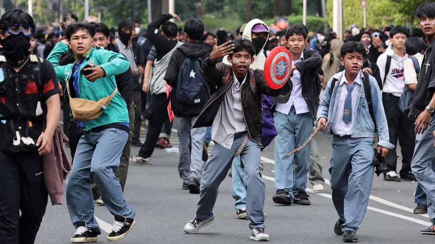 အင်ဒိုနီးရှားလွှတ်တော်ကို ဝင်ရောက်ရန် ကြိုးစားသည့် ဆန္ဒပြသူများအား ရဲတပ်ဖွဲ့ ဖြိုခွင်း