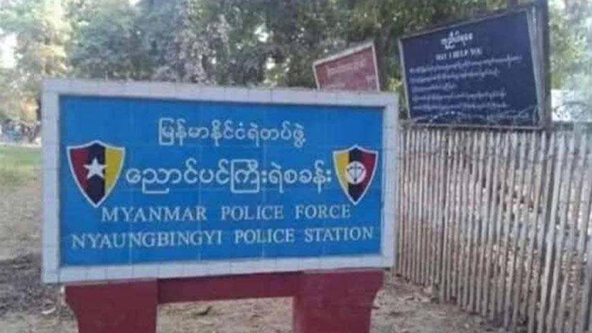 စစ်သင်္ဘောများကို လုံခြုံရေးယူပေးသည့် စစ်တပ်က ထန်းတောရွာအတွင်း ပစ်ခတ်