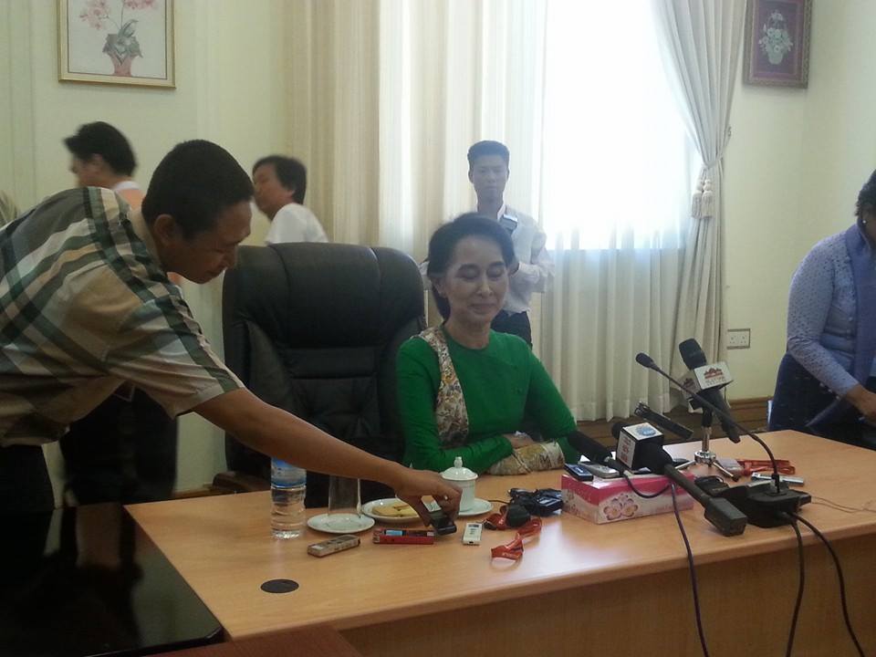 ေဒၚေအာင္ဆန္းစုၾကည္ သတင္းစာရွင္းလင္း (ဓာတ္ပုံ)