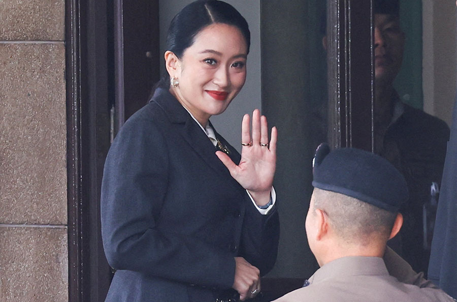 ဖဲထောင်းထန်းရှင်နာဝပ်ကို ဝန်ကြီးချုပ်ရာထူးမှ ဖယ်ရှားရန် ထိုင်းတရားရုံး ဆုံးဖြတ်