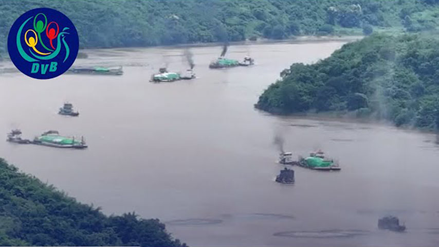 ဗန်းမော်တွင်ရောက်နေသည့် စစ်သင်္ဘောအချို့ ဧရာဝတီမြစ်အတိုင်း ပြန်စုန်ဆင်းလာ