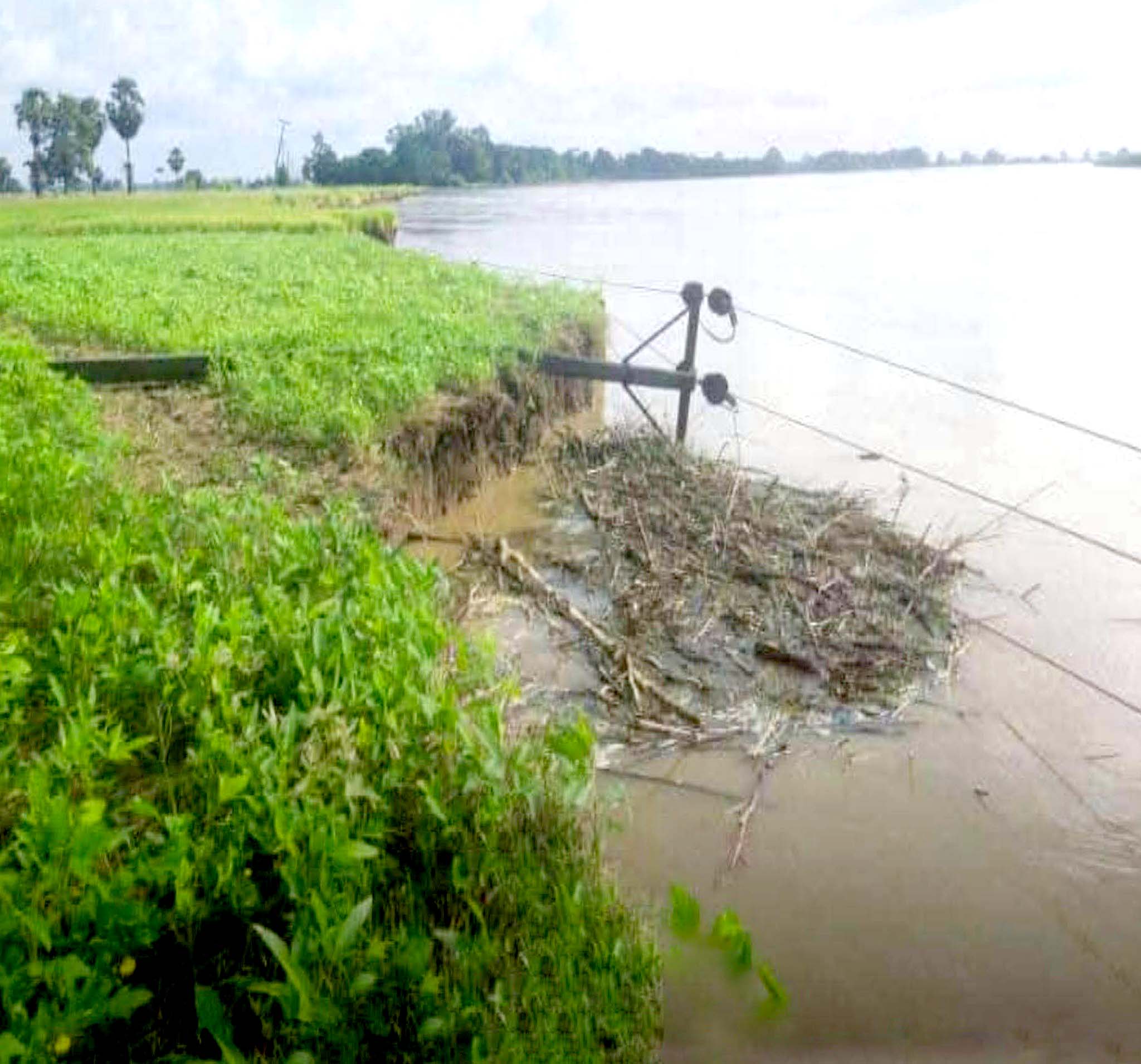 အင်္ဂပူတွင် ဓာတ်တိုင်များ ကမ်းပြိုသည့်အထဲ ပါသွားသဖြင့် လျှပ်စစ်မီးပြတ်တောက်