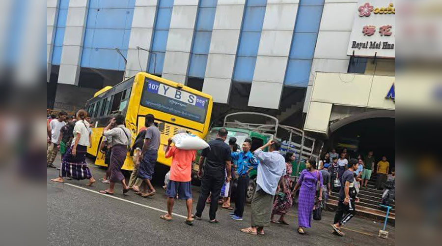 ရန်ကုန်တွင် မီးနီဖြတ်မောင်းလာသည့် YBS ယာဉ်က ယာဉ် ၅ စီးကို ထပ်မံဆင့်တိုက်