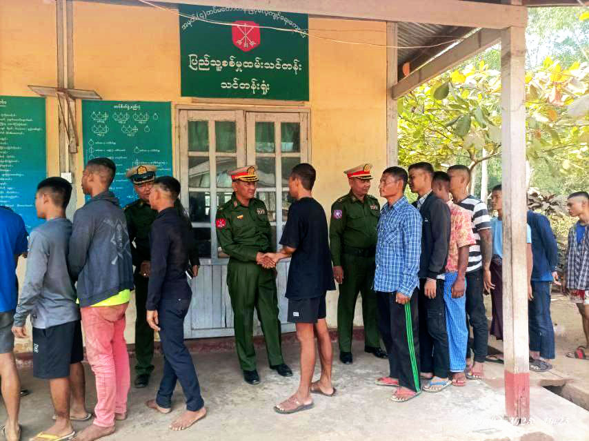 ပဲခူးတွင် လူငယ် ၁ ဦးကို စစ်တပ်က ၂၅ သိန်းဖြင့် ရောင်းစားပြီး မိသားစုက သိန်း ၅၀ ဖြင့် ပြန်ရွေးရ