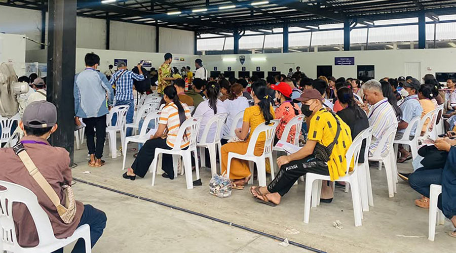 မြန်မာလုပ်သားများ CI စာအုပ်နှင့် OWIC ကတ်ဖိုး ဘတ် ၂၇၀၀ ခန့် ကုန်မည်