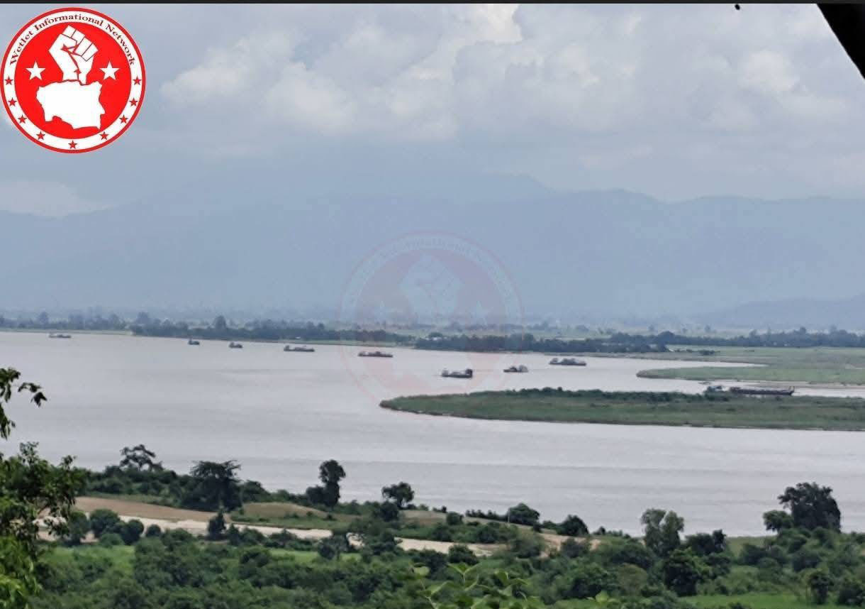 ဗန်းမော်က ပြန်စုန်ဆင်းလာသည့် စစ်သင်္ဘောများ မတ္တရာနယ်ထဲ ပြန်ရောက်