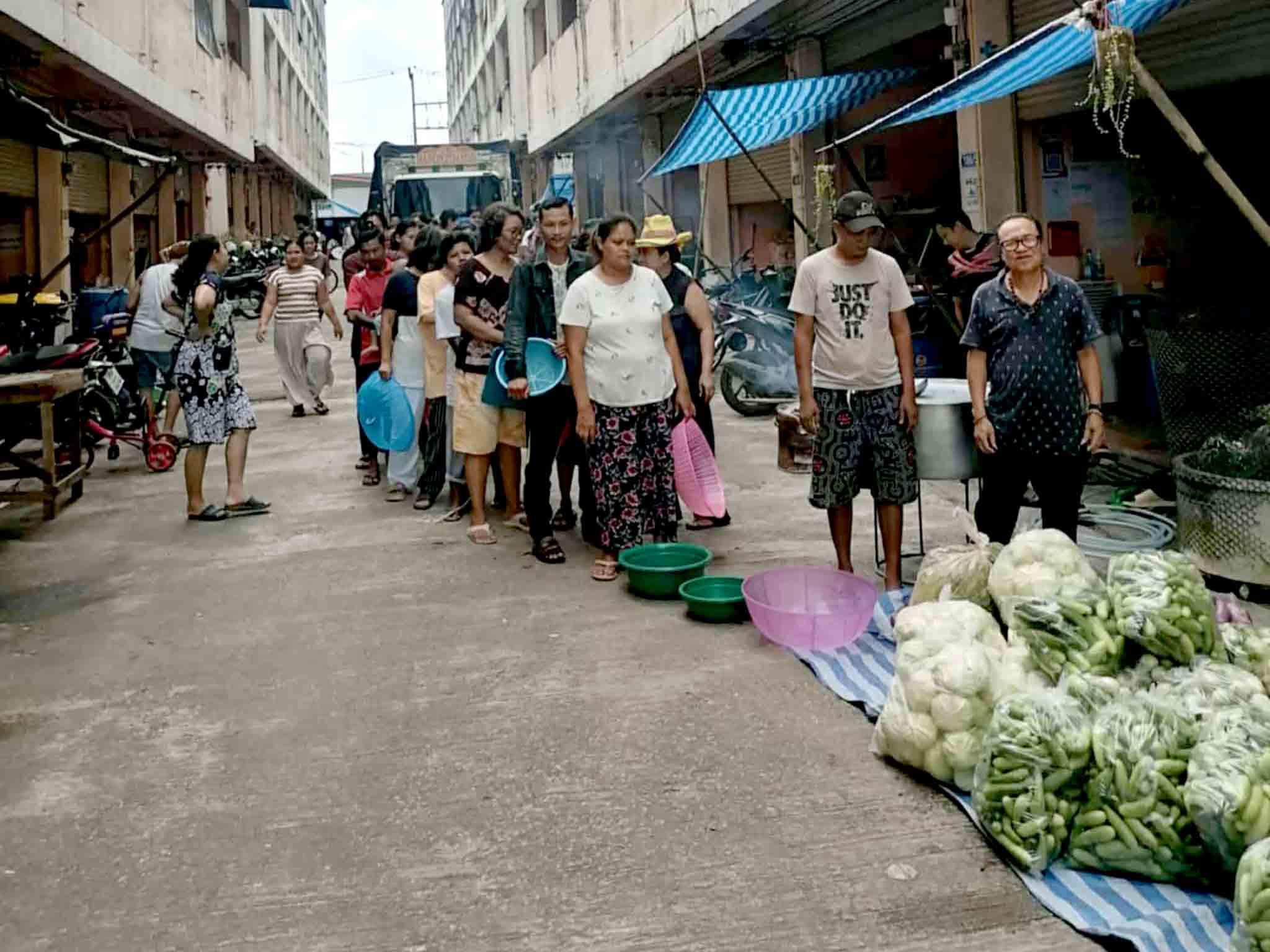 မဲဆောက်ရောက် မြန်မာမိသားစုဝင် ၁၀၀ စာအတွက် ဟင်းသီးဟင်းရွက်များ လှူဒါန်း