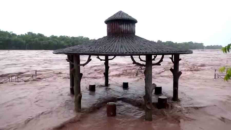 အိန္ဒိယတွင် မိုးသည်းထန်ပြီး ရေကြီးမြေပြို၊ နေအိမ်များပျက်စီး