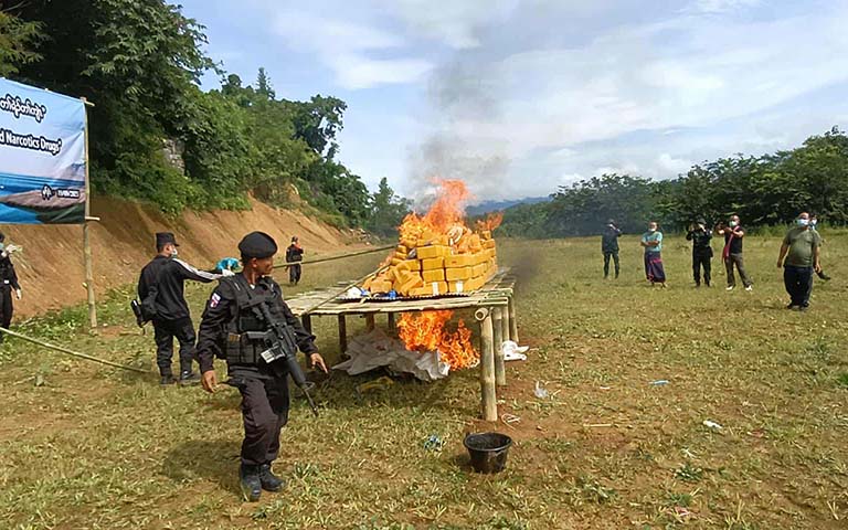 ဖမ်းဆီးရမိသည့် စိတ်ကြွမူးယစ်ဆေးများ KNU မီးရှို့ဖျက်ဆီး (ဓာတ်ပုံ) 