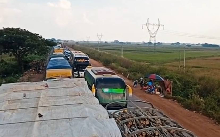ကျိုက်ထိုတွင် ကုန်တင်ကား အစီး ၅၀ ခန့်ကို စစ်တပ်ဖမ်းဆီး