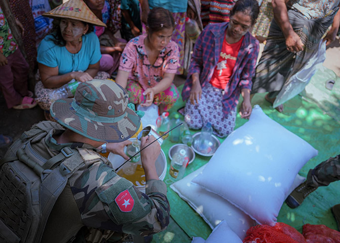 သပိတ်ကျင်းက စစ်ရှောင်များကို ပကဖက စားနပ်ရိက္ခာလှူဒါန်း
