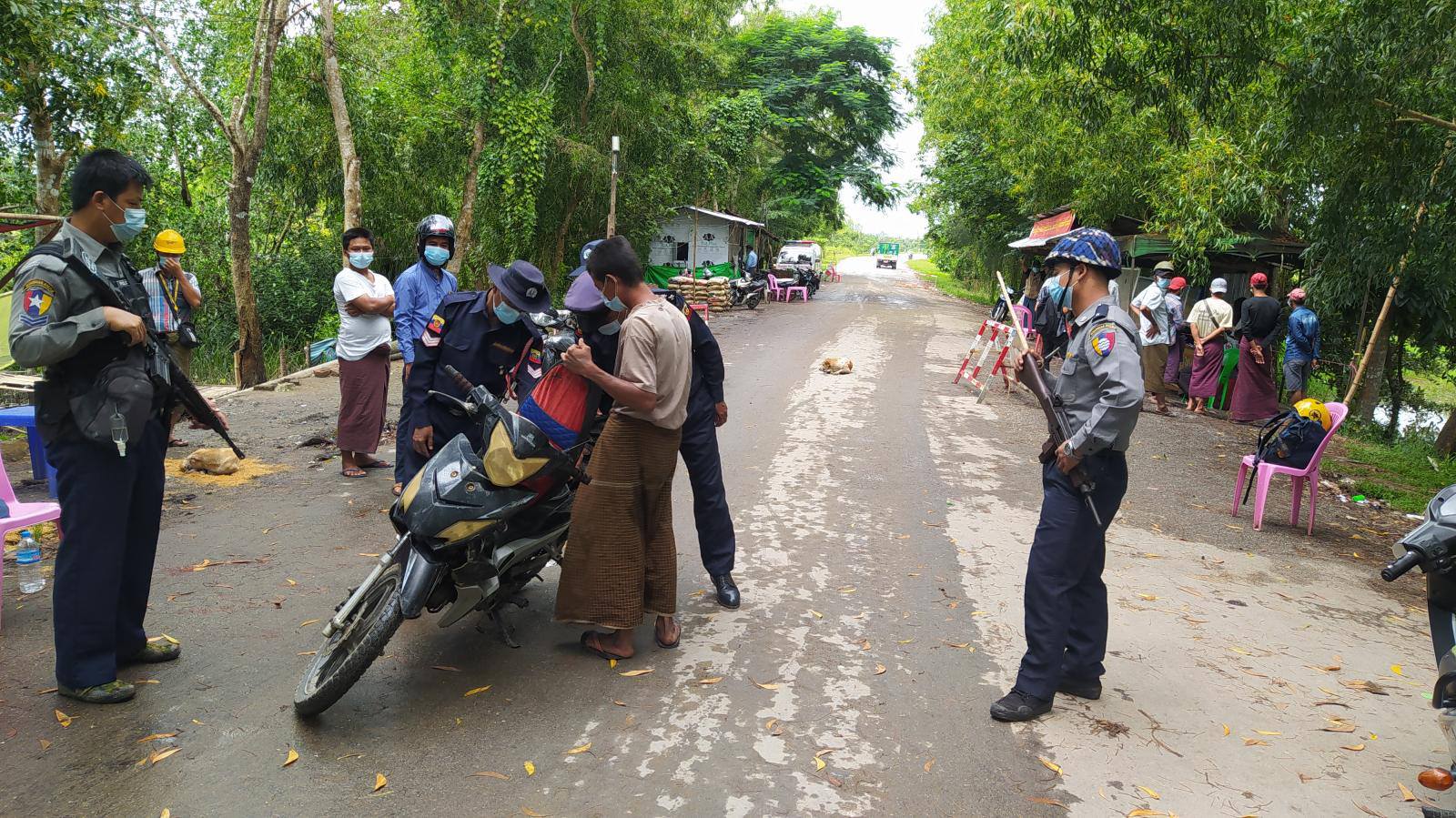 ဧရာဝတီတိုင်းတွင် လိုင်စင်မဲ့ယာဉ် ဖမ်းဆီးခံရမှုဖြင့် လူ ၅၀ ကျော် ထောင် ၁ လချမှတ်ခံရ