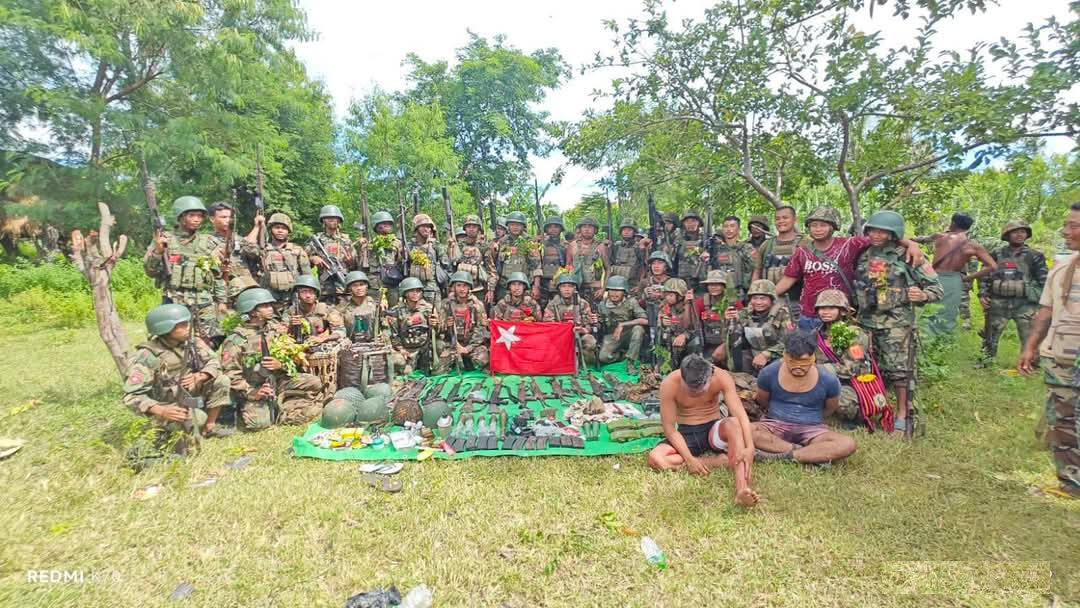 ခင်ဦးမြို့နယ်တိုက်ပွဲ၌ စစ်ကောင်စီတပ်ဖွဲ့ဝင် ၂ ဦးကို လက်နက်ခဲယမ်းများနှင့်အတူ ဖမ်းမိ