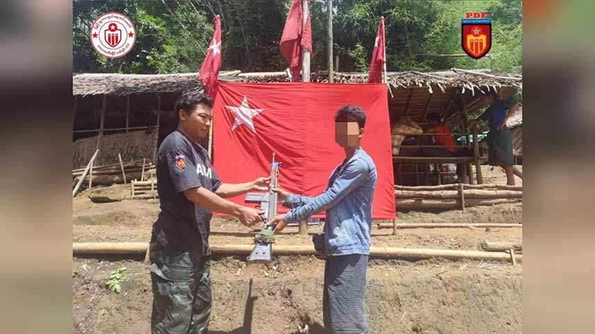 နတ်တလင်း၌ ပေါ်တာဆွဲခံရသူ ၁ ဦးက ရဲကိုဓားဖြင့်ထိုး  လက်နက်လုပြီး  တော်လှန်ရေးတပ်ဖွဲ့ထံ ပူးပေါင်း