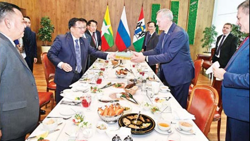 မြန်မာစစ်ခေါင်းဆောင်က ရုရှားအုပ်ချုပ်ရေးမှူးကို ငါးသလောက်ပေါင်းနှင့် လက်ဖက်သုပ်ကျွေး 