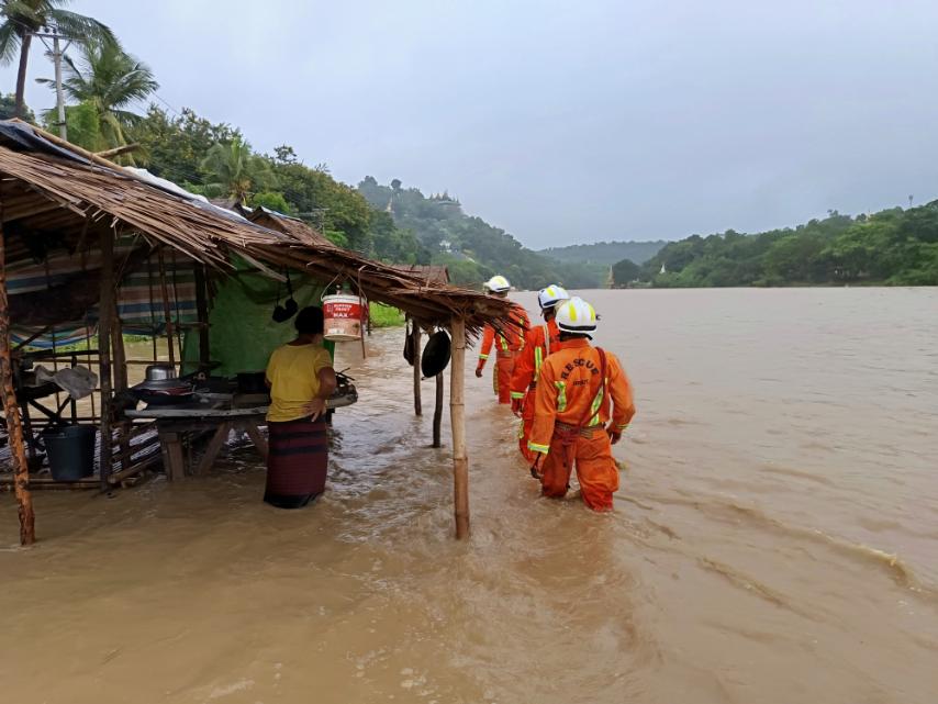 တိုင်ဖွန်းမုန်တိုင်း အရှိန်ကြောင့် မြန်မာနိုင်ငံ မြို့အချို့၌ မိုးများပြီး ရေကြီးရေလျှံ