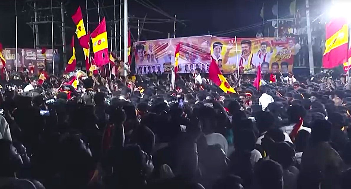 တမီလ်မင်းသား ဗီဂျေး၏ မဲဆွယ်စည်းရုံးပွဲ၌ လူအုပ်လဲပြိုနင်းမိပြီး ၃၆ ဦး ထက်မနည်းသေဆုံး