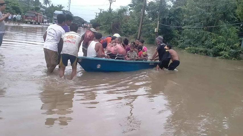 ညောင်ခြေထောက်မြို့တွင် ရေကြီးရေလျှံပြီး တိုက်နယ်ဆေးရုံက လူနာများကိုအရေးပေါ် ရွေ့ပြောင်း